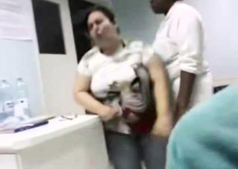 Descontrolada, médica rasga prontuário de menina em SP; veja vídeo